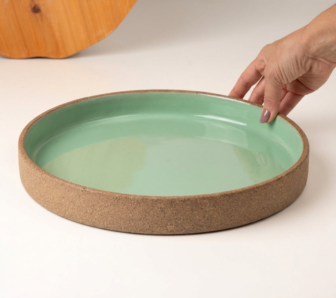 Prato Borda Reta Fundo em cerâmica artesanal — tamanho 28CM x 4CM, argila Cappuccino, esmalte Verde Menta