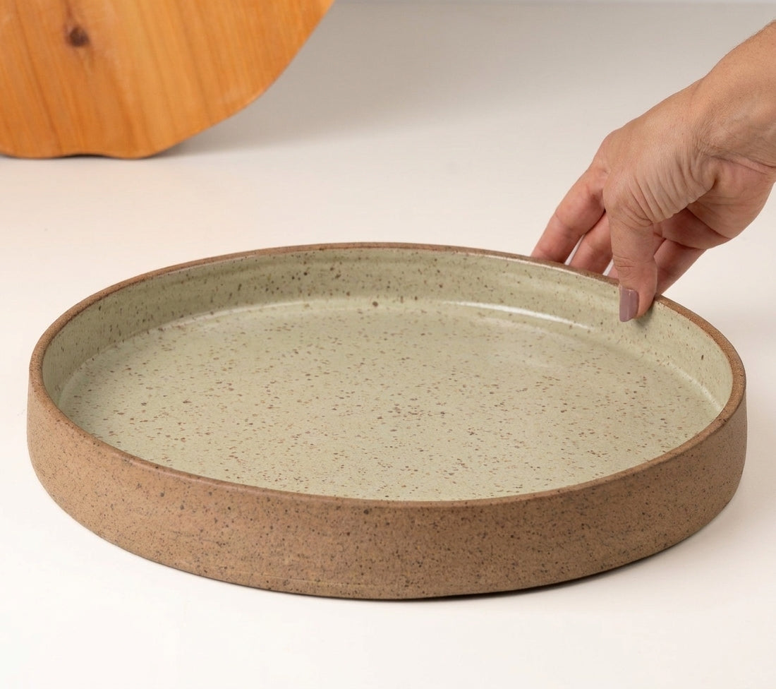 Prato Borda Reta Fundo em cerâmica artesanal — tamanho 28CM x 4CM, argila Cappuccino, esmalte Verde Pompeia