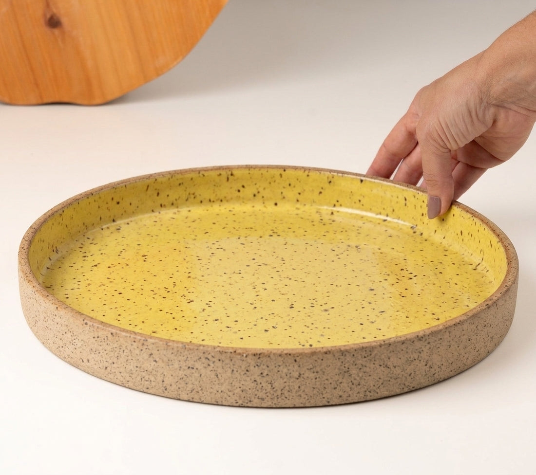 Prato Borda Reta Fundo em cerâmica artesanal — tamanho 28CM x 4CM, argila Flocos, esmalte Amarelo Intenso