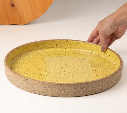 Prato Borda Reta Fundo em cerâmica artesanal — tamanho 28CM x 4CM, argila Flocos, esmalte Amarelo Intenso