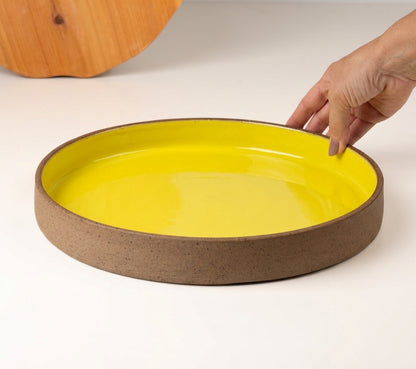 Prato Borda Reta Fundo em cerâmica artesanal — tamanho 28CM x 4CM, argila Flocos, esmalte Amarelo Intenso