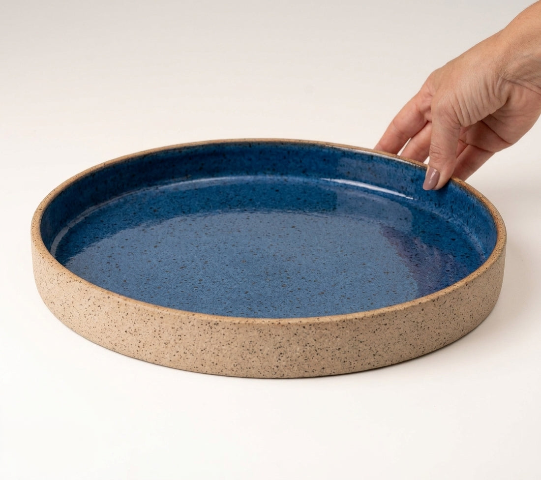 Prato Borda Reta Fundo em cerâmica artesanal — tamanho 28CM x 4CM, argila Flocos, esmalte Azul Safira