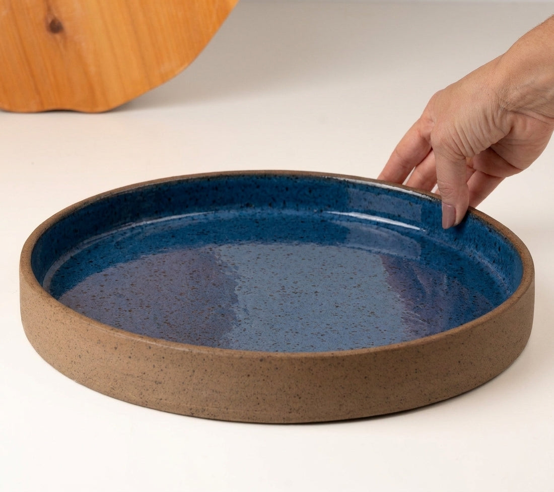 Prato Borda Reta Fundo em cerâmica artesanal — tamanho 28CM x 4CM, argila Flocos, esmalte Azul Safira