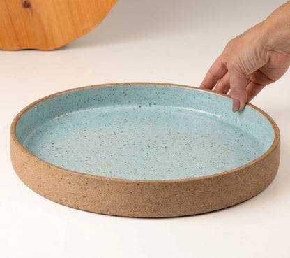 Prato Borda Reta Fundo em cerâmica artesanal — tamanho 28CM x 4CM, argila Flocos, esmalte Jujuba