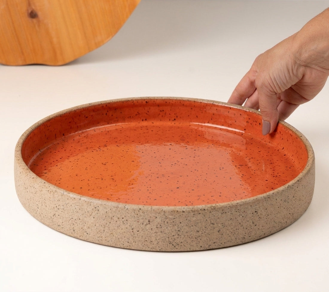 Prato Borda Reta Fundo em cerâmica artesanal — tamanho 28CM x 4CM, argila Flocos, esmalte Laranja Intenso