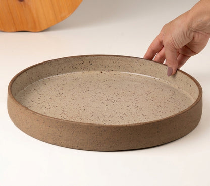 Prato Borda Reta Fundo em cerâmica artesanal — tamanho 28CM x 4CM, argila Flocos, esmalte Nude