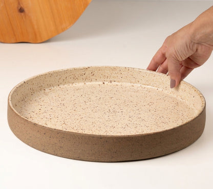 Prato Borda Reta Fundo em cerâmica artesanal — tamanho 28CM x 4CM, argila Flocos, esmalte Pedra Sabão