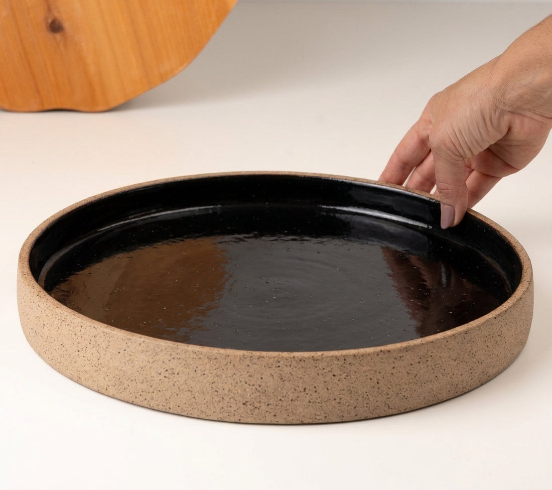 Prato Borda Reta Fundo em cerâmica artesanal — tamanho 28CM x 4CM, argila Flocos, esmalte Preto Ébano