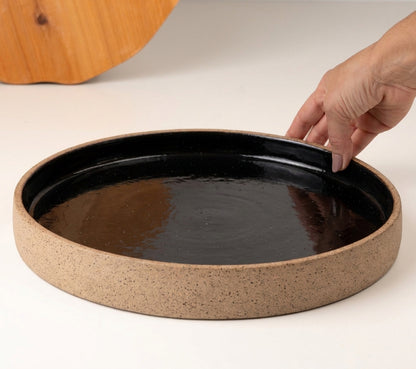 Prato Borda Reta Fundo em cerâmica artesanal — tamanho 28CM x 4CM, argila Flocos, esmalte Preto Ébano