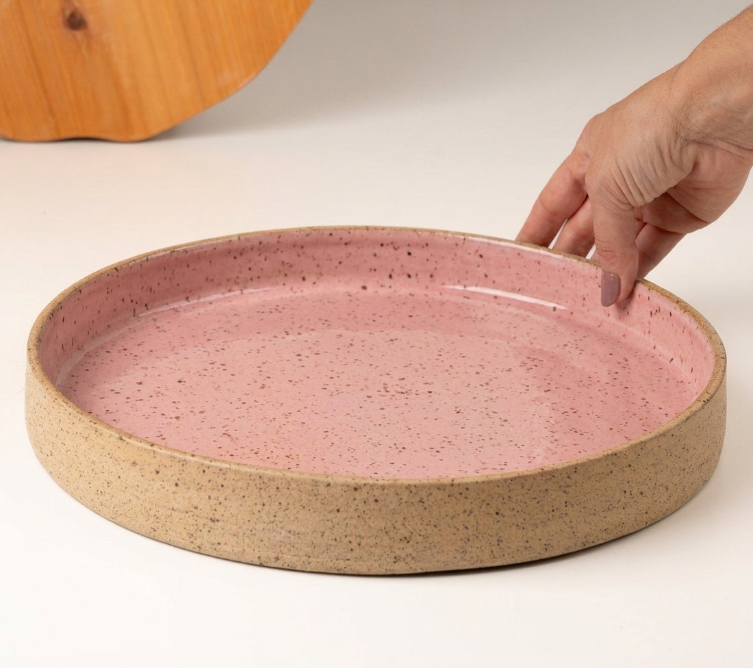 Prato Borda Reta Fundo em cerâmica artesanal — tamanho 28CM x 4CM, argila Flocos, esmalte Rosa Barbie