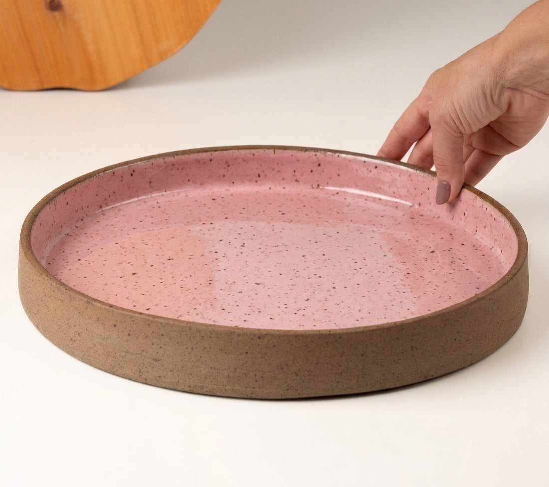 Prato Borda Reta Fundo em cerâmica artesanal — tamanho 28CM x 4CM, argila Flocos, esmalte Rosa Barbie