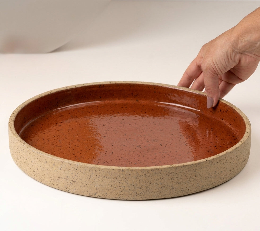 Prato Borda Reta Fundo em cerâmica artesanal — tamanho 28CM x 4CM, argila Flocos, esmalte Sol de Terracota