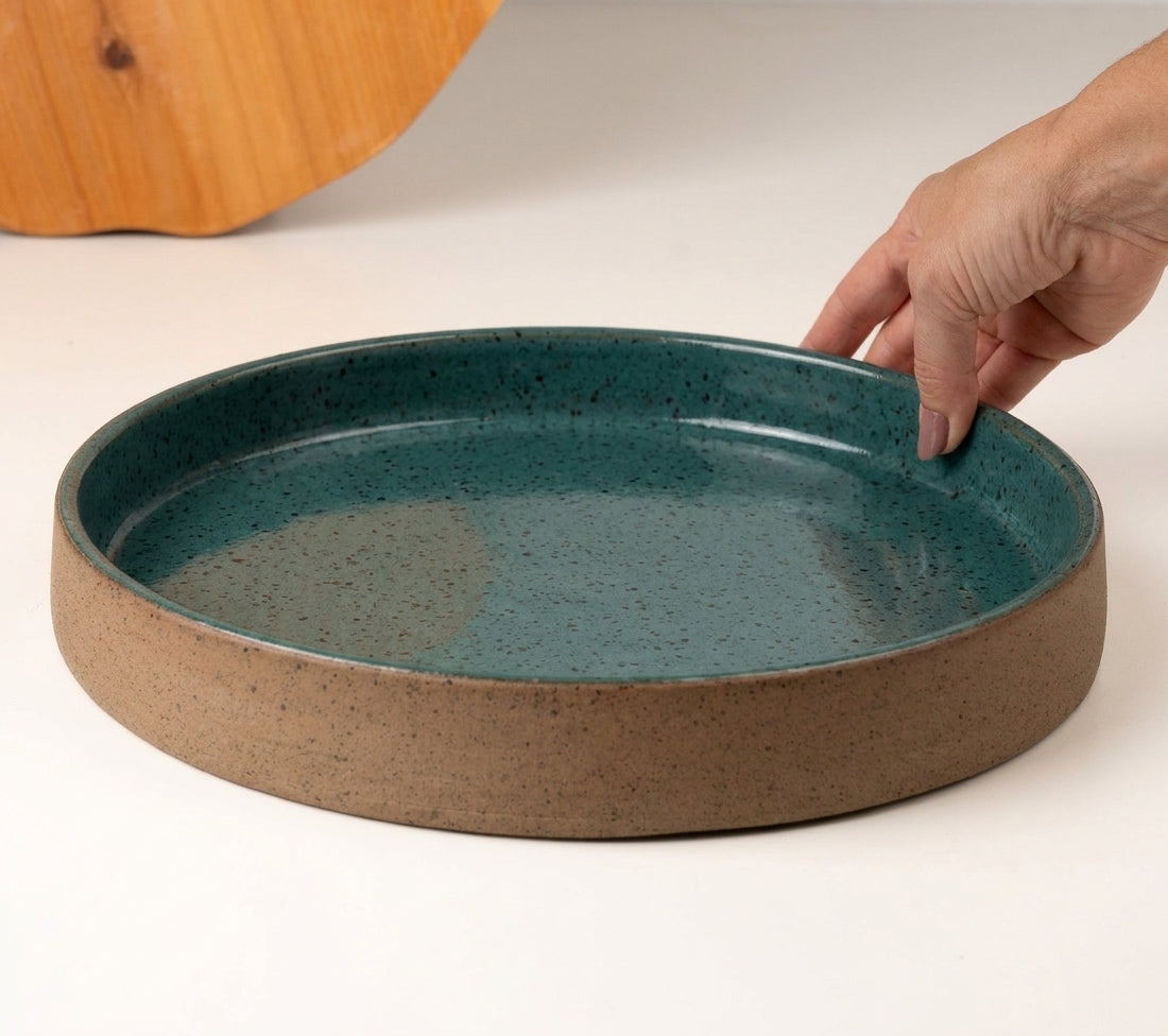 Prato Borda Reta Fundo em cerâmica artesanal — tamanho 28CM x 4CM, argila Flocos, esmalte Verde Exército