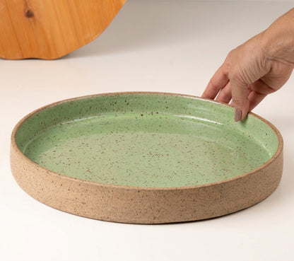 Prato Borda Reta Fundo em cerâmica artesanal — tamanho 28CM x 4CM, argila Flocos, esmalte Verde Menta