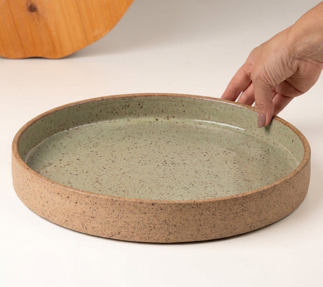 Prato Borda Reta Fundo em cerâmica artesanal — tamanho 28CM x 4CM, argila Flocos, esmalte Verde Pompeia