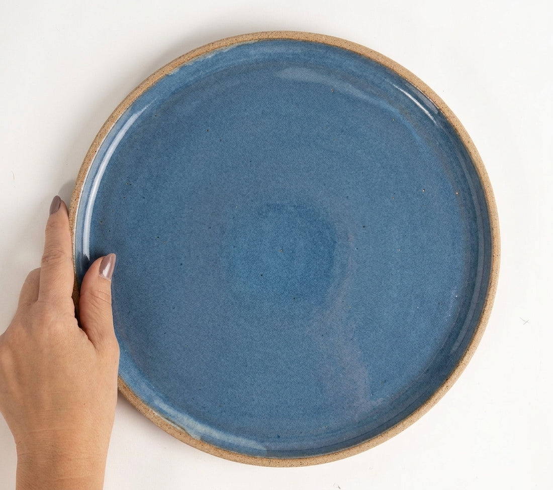 Prato Borda Reta Refeição em cerâmica artesanal — argila Cappuccino, esmalte Azul Safira