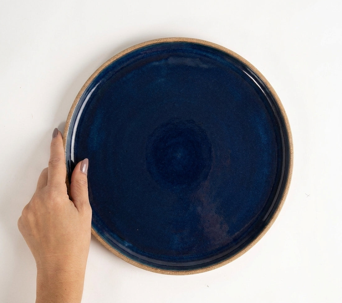 Prato Borda Reta Refeição em cerâmica artesanal — argila Cappuccino, esmalte Lazuli