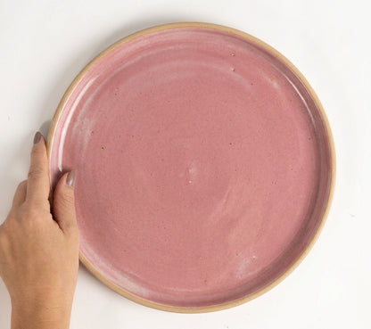 Prato Borda Reta Refeição em cerâmica artesanal — argila Cappuccino, esmalte Rosa Barbie