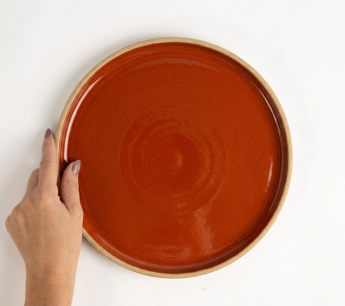 Prato Borda Reta Refeição em cerâmica artesanal — argila Cappuccino, esmalte Sol de Terracota