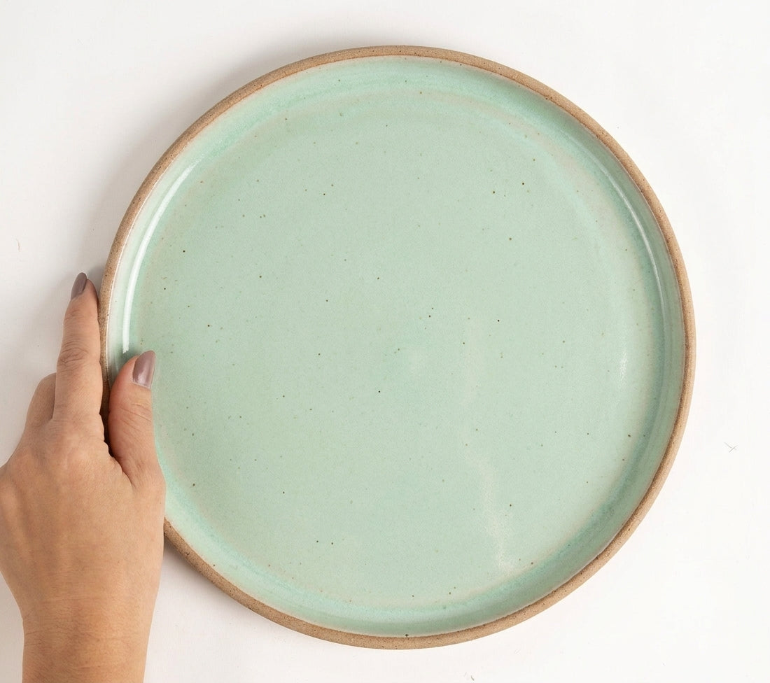 Prato Borda Reta Refeição em cerâmica artesanal — argila Cappuccino, esmalte Verde Menta