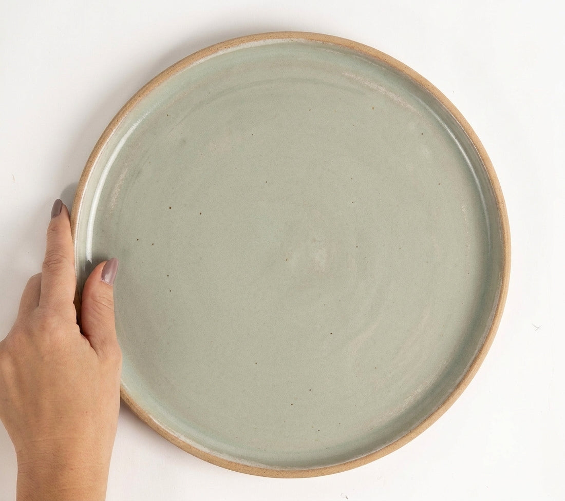 Prato Borda Reta Refeição em cerâmica artesanal — argila Cappuccino, esmalte Verde Pompeia