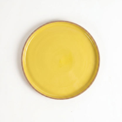 Prato Borda Reta Salada em cerâmica artesanal — argila Cappuccino, esmalte Amarelo Intenso