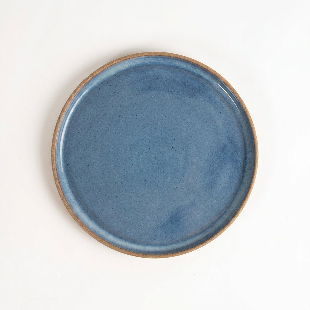 Prato Borda Reta Salada em cerâmica artesanal — argila Cappuccino, esmalte Azul Safira
