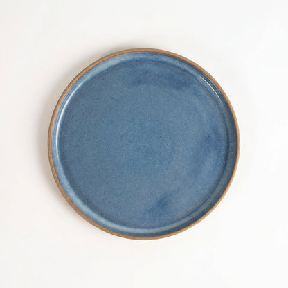 Prato Borda Reta Salada em cerâmica artesanal — argila Cappuccino, esmalte Azul Safira
