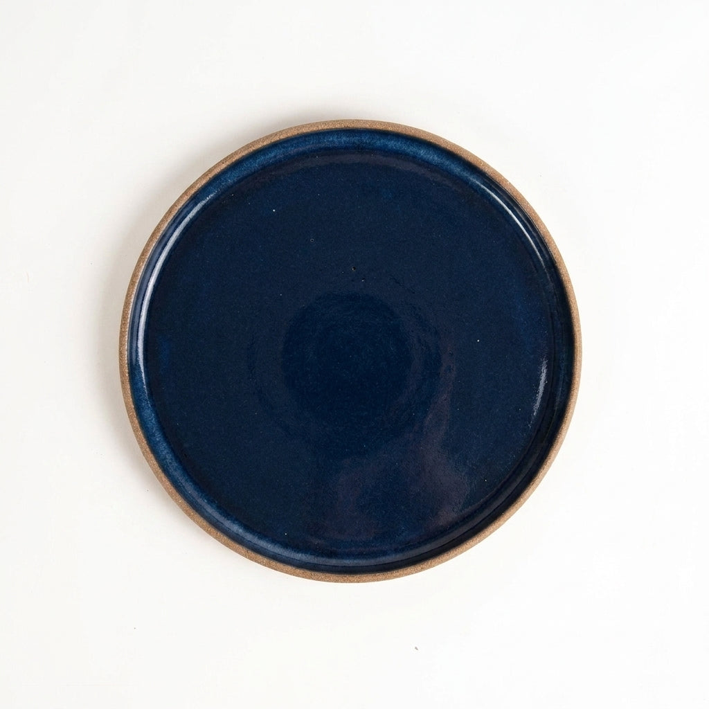 Prato Borda Reta Salada em cerâmica artesanal — argila Cappuccino, esmalte Lazuli