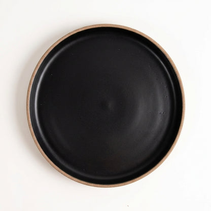 Prato Borda Reta Salada em cerâmica artesanal — argila Cappuccino, esmalte Preto Ébano