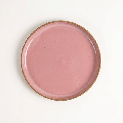 Prato Borda Reta Salada em cerâmica artesanal — argila Cappuccino, esmalte Rosa Barbie