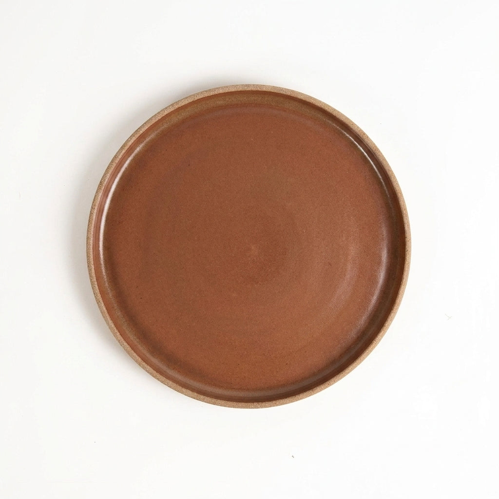 Prato Borda Reta Salada em cerâmica artesanal — argila Cappuccino, esmalte Sol de Terracota