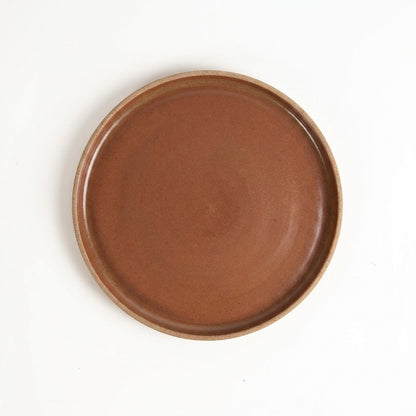 Prato Borda Reta Salada em cerâmica artesanal — argila Cappuccino, esmalte Sol de Terracota