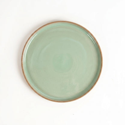 Prato Borda Reta Salada em cerâmica artesanal — argila Cappuccino, esmalte Verde Menta