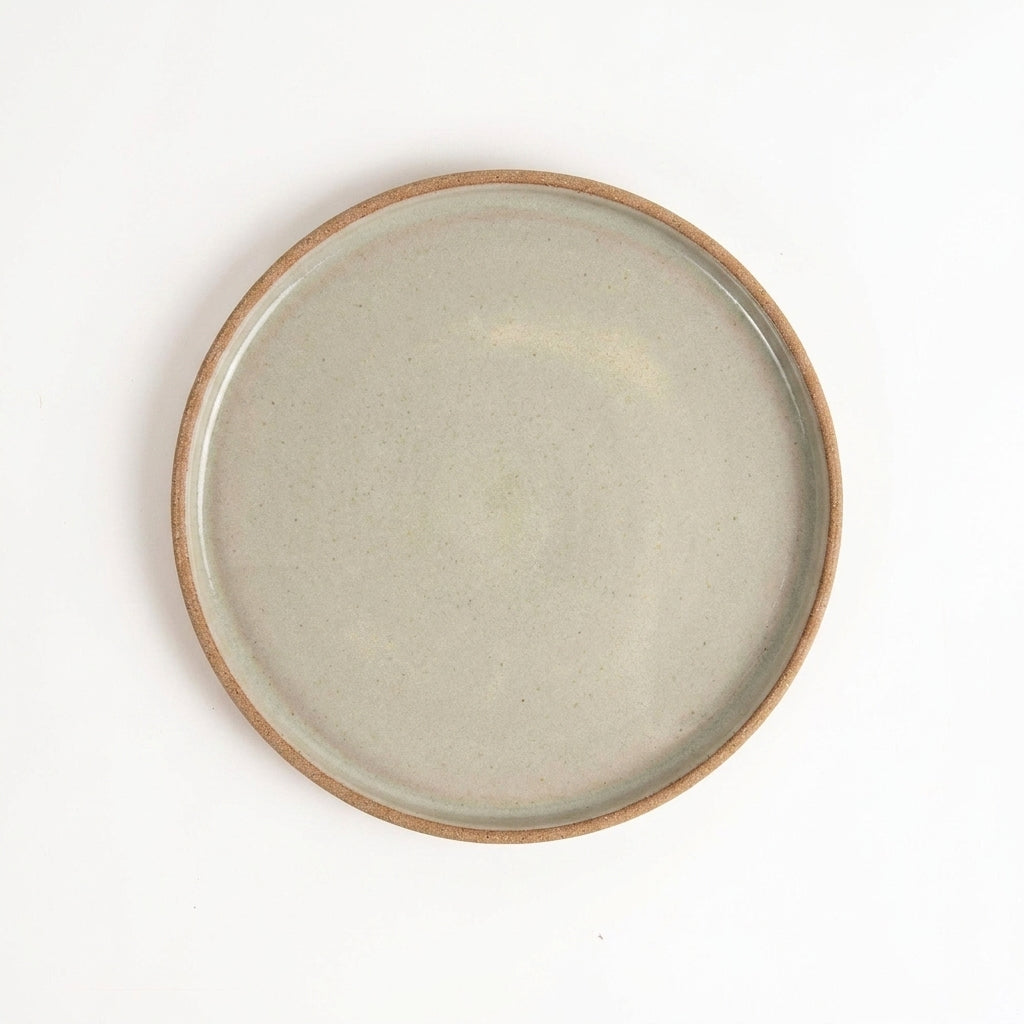 Prato Borda Reta Salada em cerâmica artesanal — argila Cappuccino, esmalte Verde Pompeia