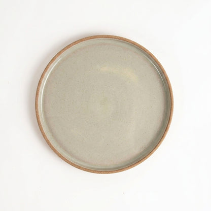 Prato Borda Reta Salada em cerâmica artesanal — argila Cappuccino, esmalte Verde Pompeia
