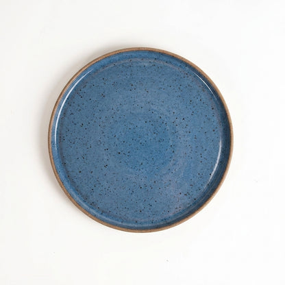 Prato Borda Reta Salada em cerâmica artesanal — argila Flocos, esmalte Azul Safira