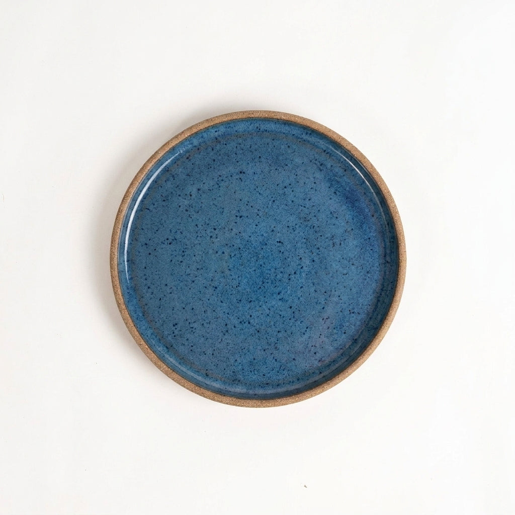 Prato Borda Reta Sobremesa em cerâmica artesanal — argila Cappuccino, esmalte Azul Safira