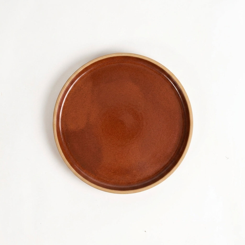 Prato Borda Reta Sobremesa em cerâmica artesanal — argila Cappuccino, esmalte Sol de Terracota