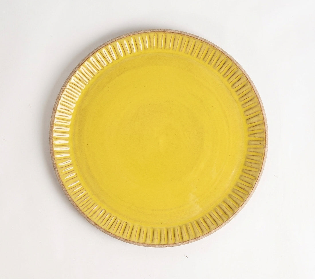 Prato Carving Refeição em cerâmica artesanal — argila Cappuccino, esmalte Amarelo Intenso