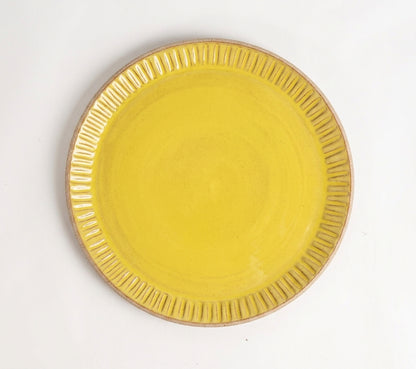 Prato Carving Refeição em cerâmica artesanal — argila Cappuccino, esmalte Amarelo Intenso