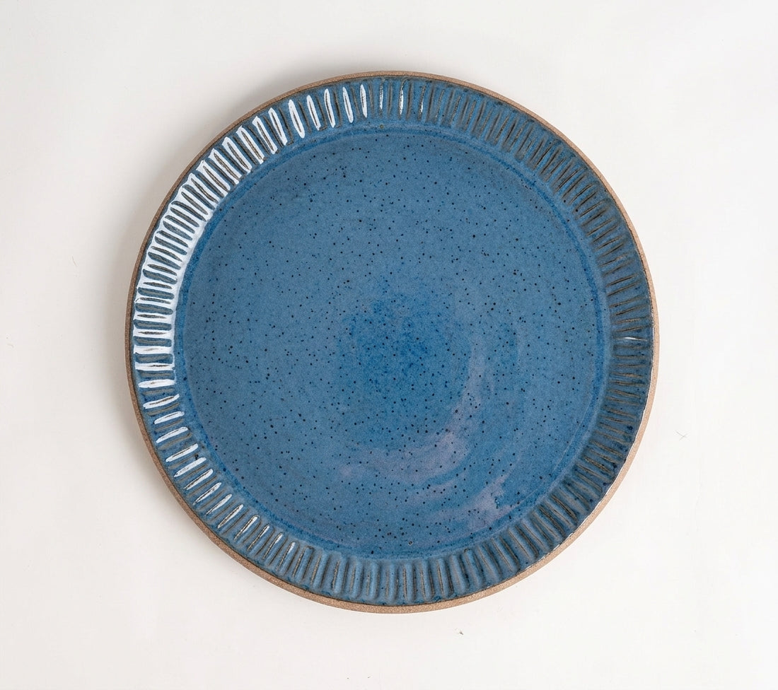 Prato Carving Refeição em cerâmica artesanal — argila Cappuccino, esmalte Azul Safira