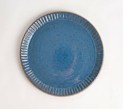 Prato Carving Refeição em cerâmica artesanal — argila Cappuccino, esmalte Azul Safira