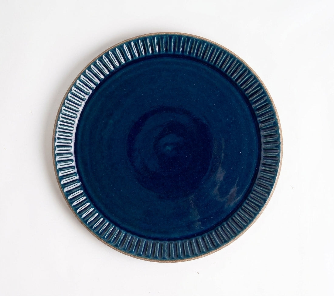 Prato Carving Refeição em cerâmica artesanal — argila Cappuccino, esmalte Lazuli