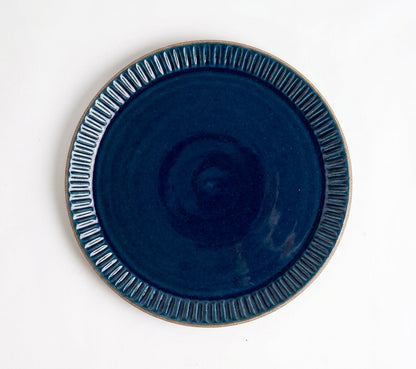 Prato Carving Refeição em cerâmica artesanal — argila Cappuccino, esmalte Lazuli