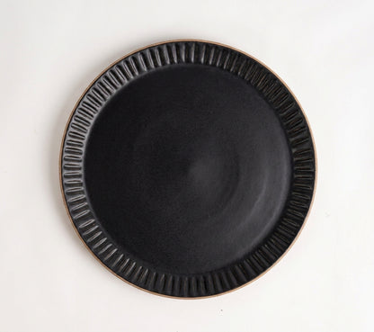 Prato Carving Refeição em cerâmica artesanal — argila Cappuccino, esmalte Preto Acetinado