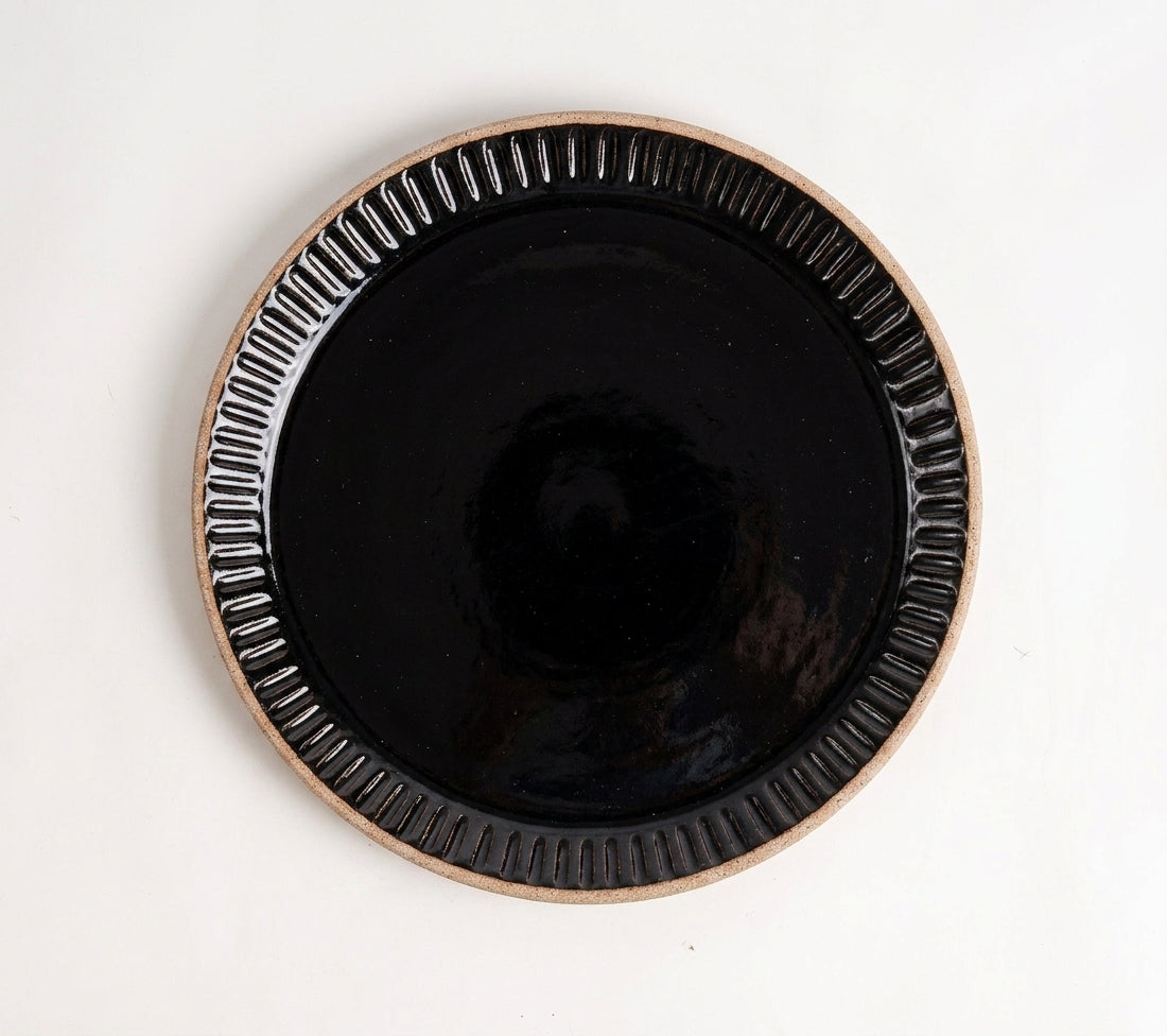 Prato Carving Refeição em cerâmica artesanal — argila Cappuccino, esmalte Preto Ébano
