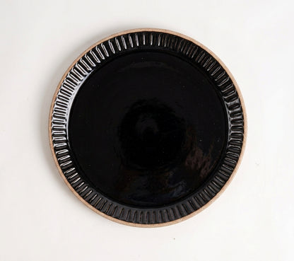 Prato Carving Refeição em cerâmica artesanal — argila Cappuccino, esmalte Preto Ébano