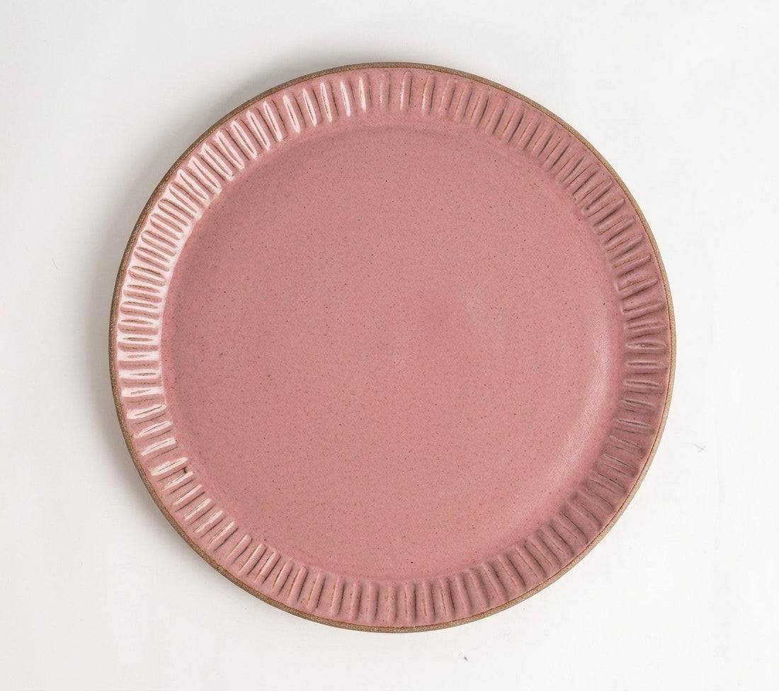 Prato Carving Refeição em cerâmica artesanal — argila Cappuccino, esmalte Rosa Barbie