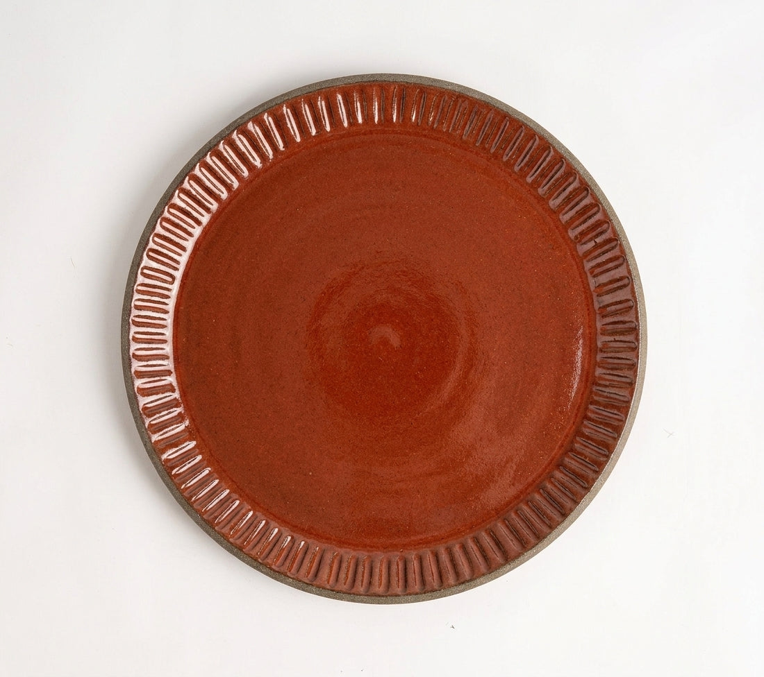 Prato Carving Refeição em cerâmica artesanal — argila Cappuccino, esmalte Sol de Terracota